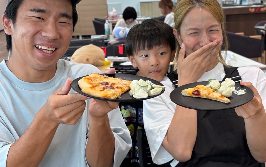 お弁当を手にする参加者