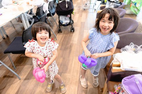 バルーンを持ったこどもたち
